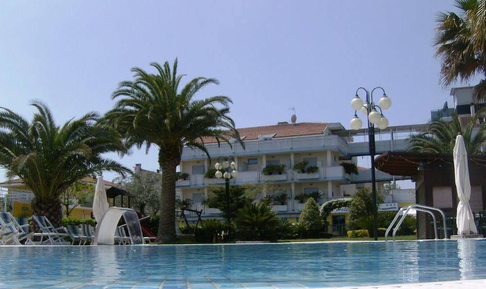 Hotel Marina Roseto degli Abruzzi Kültér fotó